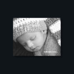 Baby Foto Ihr erster Atemzug Leinwanddruck<br><div class="desc">Baby Foto Leinwand. Schwarzweißfilter auf Foto angewendet. Custom.</div>