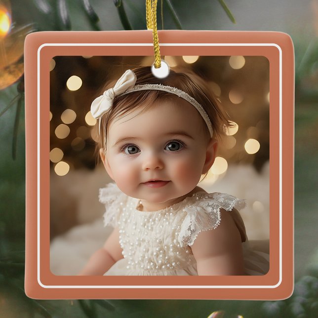 Baby Foto Terracotta Moderne Rustikale Weihnachtss Keramikornament (Baby Photo Terracotta Modern Rustic Holiday Script Ceramic Ornament)