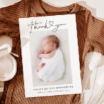 Baby Foto Vielen Dank Herz Modern Birth Ankündigungspostkarte<br><div class="desc">Diese stilvolle und elegante Ankündigung der Geburt von Fotos Postcard verfügt über ein Foto Ihres Neugeborenen oder Mädchens, eine benutzerdefinierte Botschaft, die personalisiert sein kann, handgeschriebenen Typografie-Text, der "Danke" mit einem Herz zwischen den Worten sagt. Fügen Sie den Namen Ihres Neugeborenen, die Geburtsdaten und die Namen der Eltern hinzu. Die...</div>