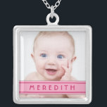 Baby-Fotovorlage mit rosa Namensschild Versilberte Kette<br><div class="desc">Tauschen Sie das Foto aus, und ändern Sie den Namen auf der rosafarbenen Typenschild dieses Babyfotos mit Anhänger und Halskette. Um den Namen und das Foto zu ändern, verwenden Sie die Option Personalisieren. Für umfangreichere Änderungen an der Halskette, wie zum Beispiel das Ändern des Schriftartes, der Größe des Schriftartes, der...</div>