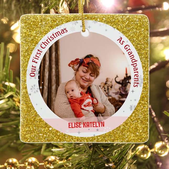 Baby Girl 1. Weihnachten als Großeltern 2 Fotos Keramikornament (Elegant Modern Cute Golden Our First Christmas as Grandparents Baby Girl 2 Photos Faux Glitter)