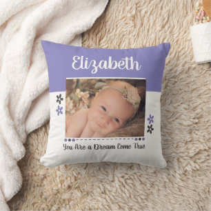 Baby Girl das wartegewohnte graue und lila Foto Kissen