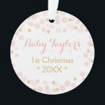 Baby Girl First Christmas Ornament, Pink Gold Dots Ornament<br><div class="desc">Dieses süße Design mit rosa und goldfarbenen Glitzer Konfetti Punkte zu feiern Baby's 1. Weihnachten! Die Kollektion der Koordinationsprodukte ist in unserem Shop, zazzle.com/doodlelulu*, erhältlich. Kontaktieren Sie uns, wenn Sie dieses Design für ein bestimmtes Produkt verwenden möchten, um Ihr eigenes, einzigartiges Passwort zu erstellen! Vielen Dank, dass Sie ein DoodleLulu...</div>