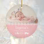 Baby Girl First Christmas Pink Custom Foto Keramik Ornament<br><div class="desc">Feiern Sie mit diesem bezaubernden Ornament das erste Weihnachtsfest Ihres Babys mit einer Reihe von weißen Schneeflocken und weißem Text auf einem rot-rosa Hintergrund. Personalisieren Sie es mit dem Foto des Babys,  ihren Namen in weiß gezeichnete Schriftart,  und das Jahr gerahmt von einem rustikalen weißen Banner.</div>