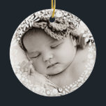 Baby Girl First Christmas White Berry Wreath Pink Keramik Ornament<br><div class="desc">Dieses Ornament wird mit dem Foto, dem Namen und dem Geburtsdatum Ihres Mädchens erstellt, um einen einzigartigen Weihnachtsschmuck zu kreieren, mit dem sie als Teil Ihrer Familie ihr erstes Weihnachtsfest feiert. Dieses Ornament zeichnet sich durch eine weiße Beerenkreuzgrafik auf beiden Seiten sowie einen rot-rosa Hintergrund und einen grauen Typ auf...</div>