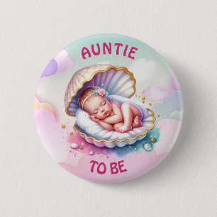 Baby Girl in einer Seashell Baby Duschtüte zu sein Button