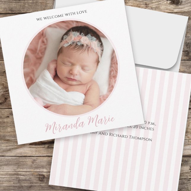 Baby Girl Simple Newborn Foto Script Typografie (Baby photo announcement with pretty pink floral rose pattern. )