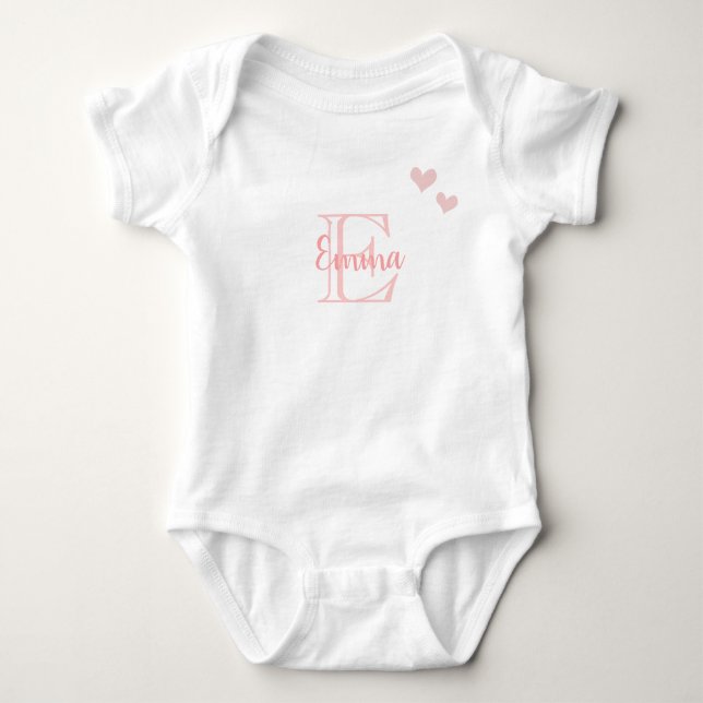 Baby Girl Vorname Pink Monogram Herz Baby Strampler (Vorderseite)