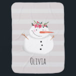 Baby Girls First Christmas Blume Snowman und Name Babydecke<br><div class="desc">Dieses bezaubernde Design besticht durch einen einzigartigen Schneemann im Aquarellstil,  der eine Christmassage auf pastellfarbenen Streifen trägt,  sowie durch Raum,  in dem Sie die Decke mit dem Namen Ihres Mädchens personalisieren können. Der perfekte Sake für Euch die kleine Weihnachtszeit!</div>