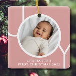 Baby Girl's First Christmas Foto Pink Keramikornament<br><div class="desc">Dieses einfache Baby Girl's First Christmas Foto Ornament ist mit dem Wort JOY auf einem rosa Hintergrund dekoriert. Einfach mit Foto,  Name und Jahr anpassbar.</div>