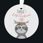Baby Girls First Christmas Foto Sloth & Name Ornament<br><div class="desc">Dieses niedliche und festliche Baby Girls 1. Weihnachtsschmuck Design verfügt über einen bezaubernden grauen Faultier,  einen Weihnachtskranz mit Poinsettias,  Pinecones und Misteloe,  sowie Platz für Sie,  um ein Foto und einen Namen in niedliche Typografie hinzuzufügen. Der perfekte Blumenstrauß für das erste Weihnachtsfest Ihres Babys!</div>