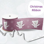Baby Girls First Christmas Polar Bear Pink Satinband<br><div class="desc">Machen Sie ihr erstes Weihnachtsfest mit personalisiertem Band mit einem niedlichen Eisbären,  Glitzern und Schneeflocken. Aktualisieren Sie einfach den Namen und das Jahr und vergewissern Sie sich,  dass Sie meine Sammlung für viele weitere Auswahlmöglichkeiten Karo.</div>