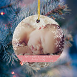 Baby Girl's First Christmas Snowflakes Pink Ornament Aus Glas<br><div class="desc">Dieses süße Design bietet Schneeflocken in Weiß und Silber mit Platz für ein Foto zum Gedenken an die 1. Weihnachtszeit des Babys! Die Kollektion der Koordinationsprodukte ist in unserem Shop, zazzle.com/store/doodlelulu, erhältlich. Kontaktieren Sie uns, wenn Sie dieses Design für ein bestimmtes Produkt verwenden möchten, um Ihr eigenes, einzigartiges Passwort zu...</div>