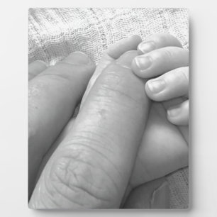 Baby-Handfinger-Handgriff, der leichtes Weiche Fotoplatte