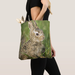 Baby-Häschen im Gras Tasche