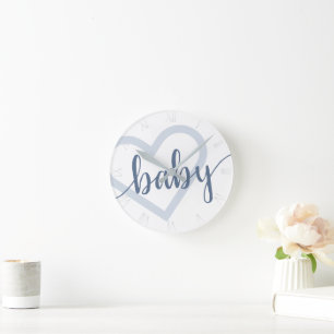 Baby Heart Dusty Slate Blue Blühe Script Runde Wanduhr