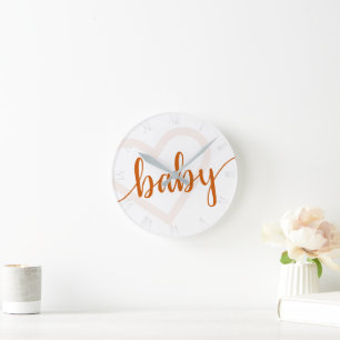 Baby Heart Fall Burnt Orange Blüh Script Runde Wanduhr