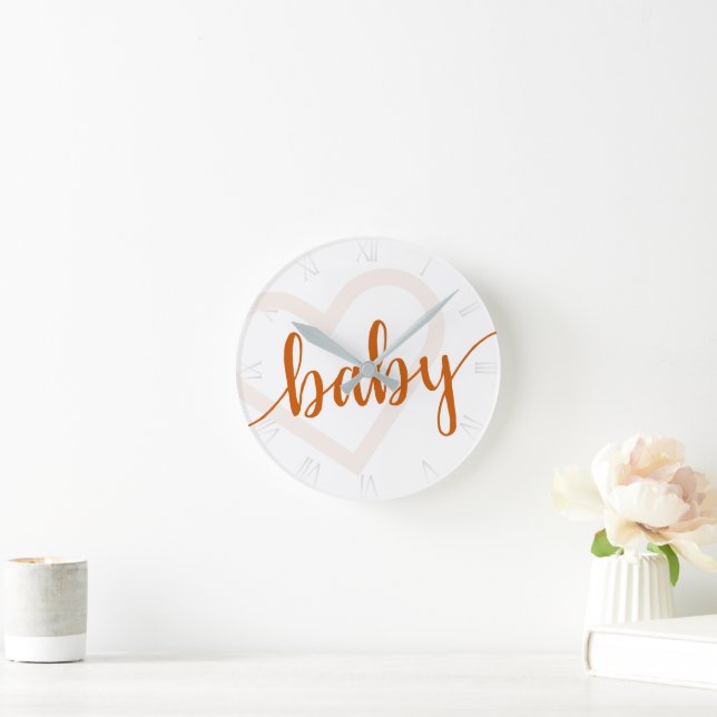 Baby Heart | Fall Burnt Orange Blüh Script Runde Wanduhr (Zuhause)