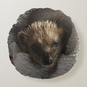 Baby-Igel auf dem legendären Rundkissen Rundes Kissen
