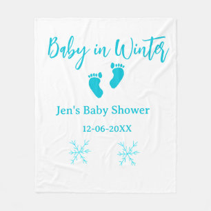 Baby im Winter duschen blaue Babyfüße Schneeflocke Fleecedecke
