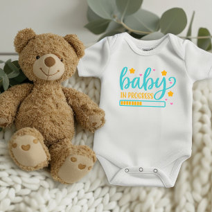 Baby in Arbeit Schwangerschaftsankündigung Strampler