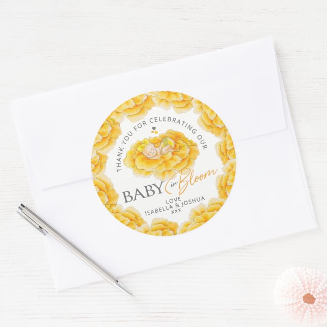 Baby in Bloom Aquarellgelbe Babydusche Gefallen Runder Aufkleber (Umschlag)