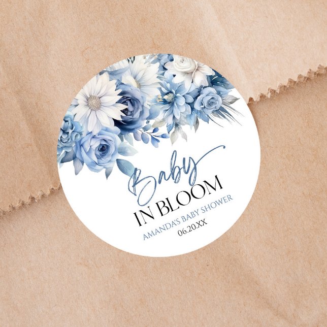 Baby in Bloom Dusty Blue Floral Baby Dusche Runder Aufkleber (Von Creator hochgeladen)