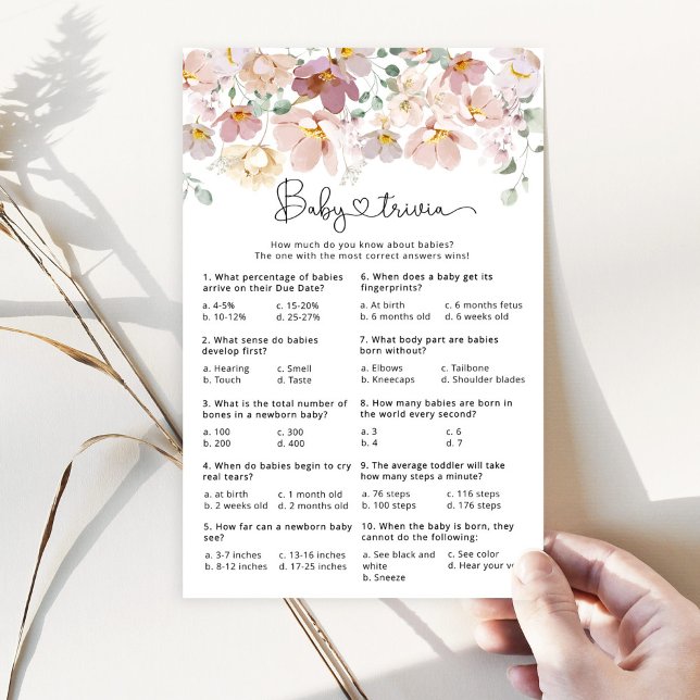 Baby in blühenden Wildblumen Kinderspiel (Von Creator hochgeladen)