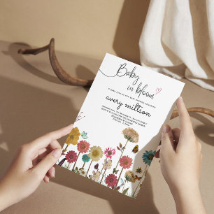 Baby in blühender Blume Babydusche Einladung