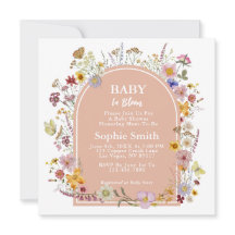 Baby in blühender Wildblume Dusty Pink