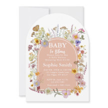 Baby in blühender Wildblume Dusty Pink