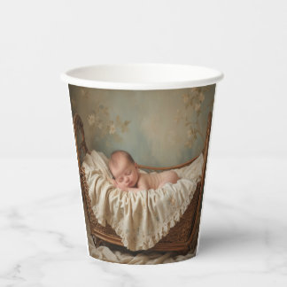 Baby in der Wiege Pappbecher