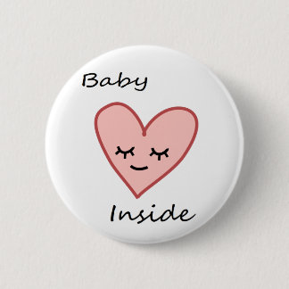 Baby innerhalb des Herz-Knopf-schwangere Button