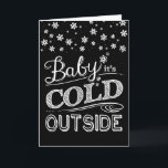 Baby ist es kalte äußere Schneeflocke-Tafel Feiertagskarte<br><div class="desc">Mit dem Blick der handgeschriebenen Beschriftung auf einer Tafel, lädt diese Spaßkarte snuggling und die Umarmung auf eine kalte Winternacht ein!</div>