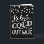 Baby ist es kalte äußere Schneeflocke-Tafel Feiertagskarte<br><div class="desc">Mit dem Blick der handgeschriebenen Beschriftung auf einer Tafel,  lädt diese Spaßkarte snuggling und die Umarmung auf eine kalte Winternacht ein!</div>
