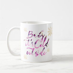 Baby ist es kaltes äußeres schickes rosa kaffeetasse