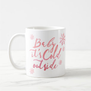 Baby ist es kaltes äußeres schickes rosa kaffeetasse