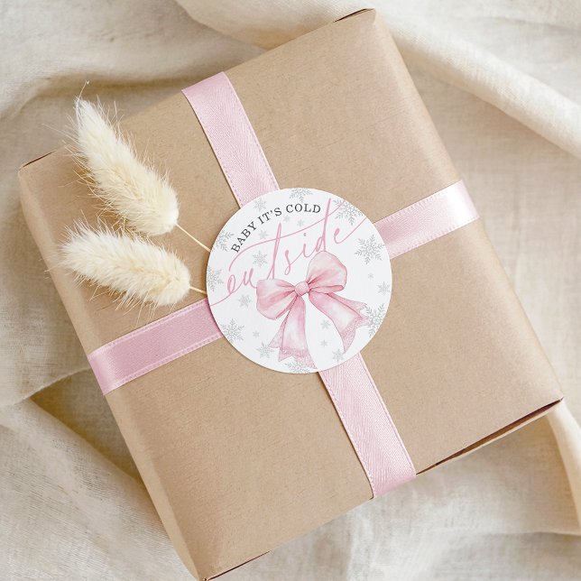 Baby It’s Cold Outside Pink Bow Winter Baby Runder Aufkleber (Baby It’s Cold Outside Pink Bow Winter Baby Classic Round Sticker)
