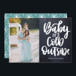 Baby It's Cold Outside Chalkboard Foto Urlaub Einladung<br><div class="desc">Senden Sie die diesjährigen Feiertagsgrüße mit Stil aus. Ihr besonderes Foto wird in diesen einzigartigen und modernen Urlaubsfotokarten großartig aussehen, die mit einem weißen Overlay aus der Pinselhand "Baby It's Cold Outside" auf einem Chalkboard-Hintergrund verziert sind. Reverse Card ist voll editierbar, um Ihren Foto Farbschema anzupassen. Fügen Sie Ihre Daten...</div>
