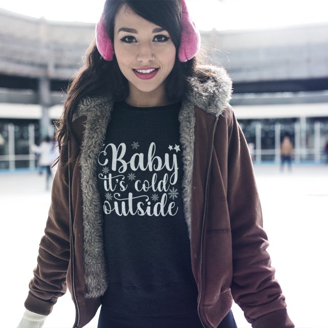 Baby its cold Outside Cute Christmas Women's Sweatshirt (Von Creator hochgeladen)