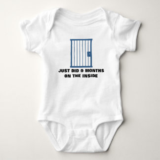 Baby Jumper - Gefängniszelle - 9 Monate auf der In Baby Strampler