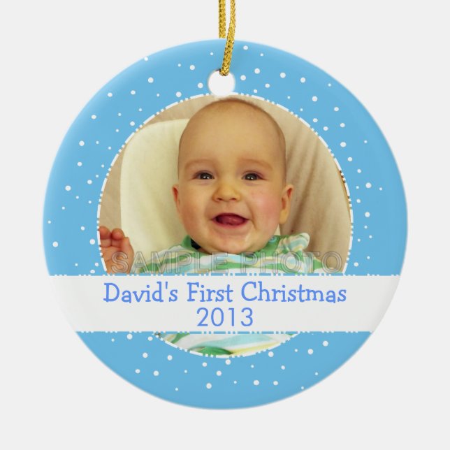 Baby-Jungen-1. Weihnachtsblaue runde Keramikornament (Vorne)