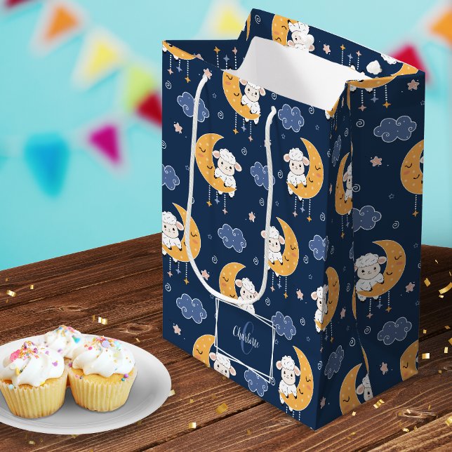 Baby Lamm auf Mondmuster mit Vorname Mittlere Geschenktüte (Von Creator hochgeladen)