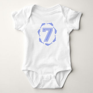 Baby lernt Nummer 7 in blau Strampler