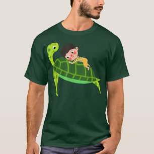 Baby liegt auf dem Panzer einer hübschen grünen Sc T-Shirt