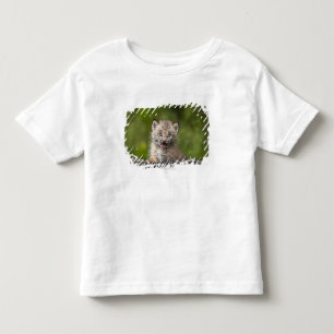 Baby-Luchs, der über A gefallenem Baum schaut Kleinkind T-shirt