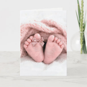 Baby-Mädchen-Füße mit einer gepunkteten Schleife a Karte