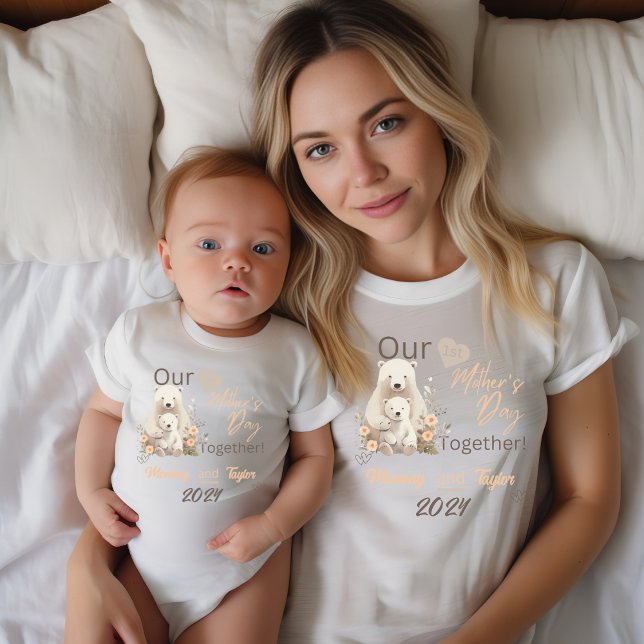 Baby Matching Bear unser erster Muttertag zusammen Strampler (Baby Matching. Polar Bear and  cub. Our First Mother's day Together!)