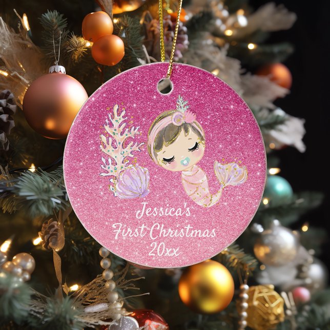 Baby Mermaid First Christmas Glitzer pink Keramik Ornament (Von Creator hochgeladen)