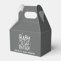 Baby mit kalter Außendusche